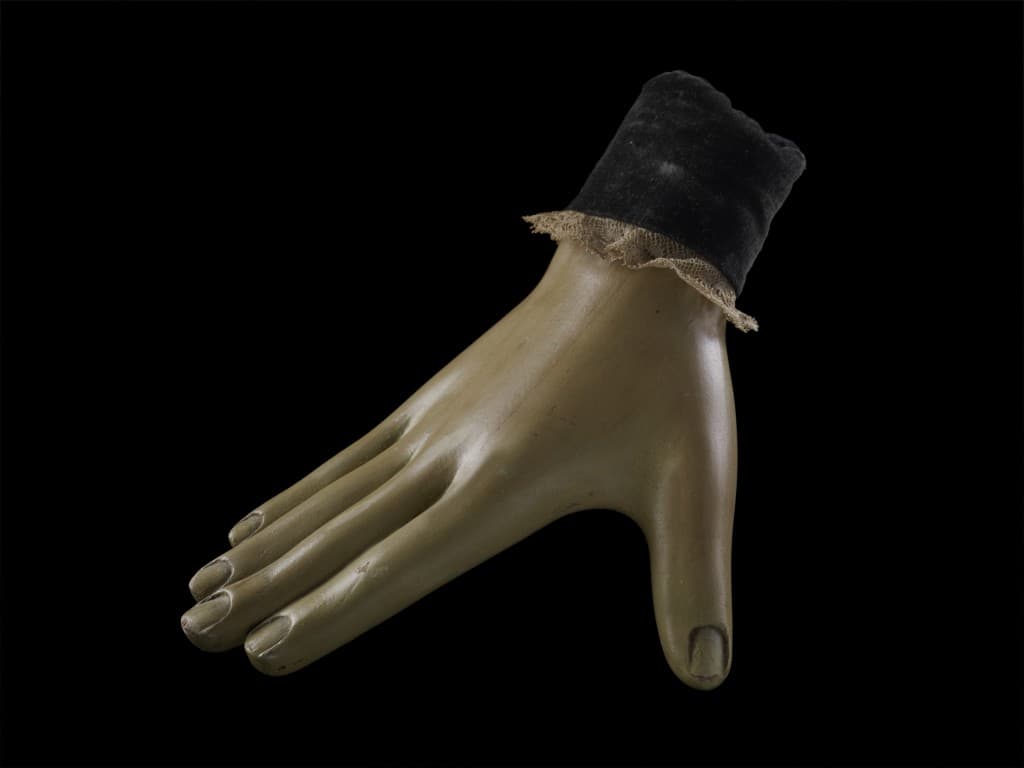 An illustrated hand poised to rap on a surface